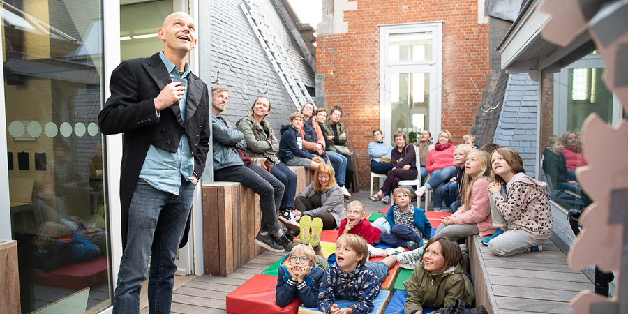 Kinderen luisteren naar de voorstelling Rockie, het klokkie tijdens DAKkan 2018.